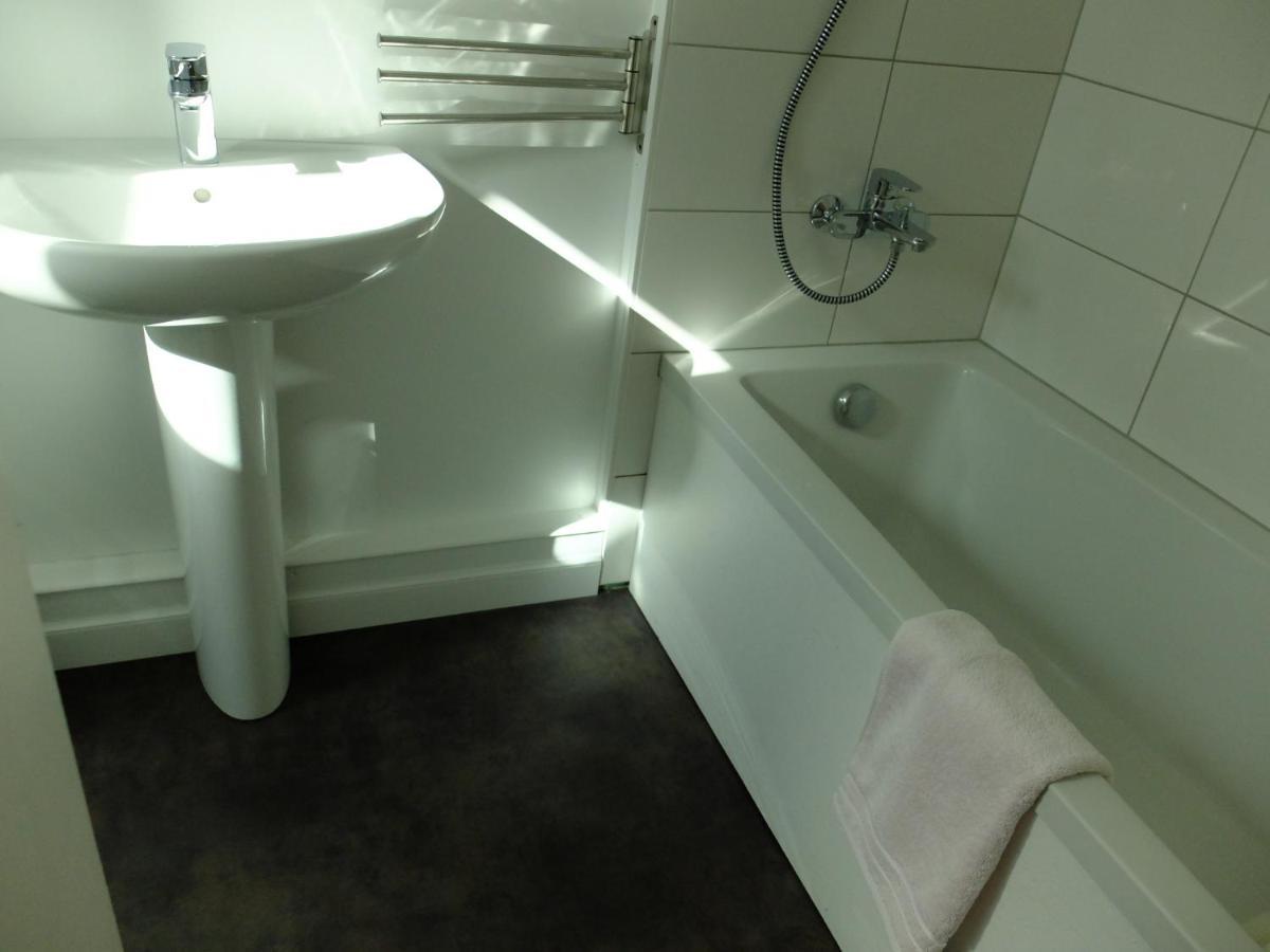 De L'Autre Cote Bed & Breakfast Garlin Bagian luar foto